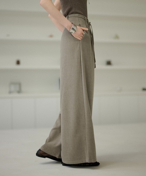 LAULEN（ローレン）の「double tuck belted wide pants /ダブルタック共布ベルト付きワイドパンツ（スラックス・レディース・アイボリー/チャコールグレー/ベージュ・S/M）」の7枚目の写真