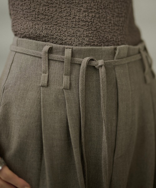 LAULEN（ローレン）の「double tuck belted wide pants /ダブルタック共布ベルト付きワイドパンツ（スラックス・レディース・アイボリー/チャコールグレー/ベージュ・S/M）」の14枚目の写真