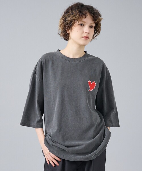 Revo.(レボ)の「【Revo. / レヴォ】TH-3786-A ハートエンブロイ ピグメント加工 半袖Tシャツ / ユニセックス(Tシャツ/カットソー・メンズ・ブラック系その他/ブラック系その他2・フリー)」の2枚目の写真