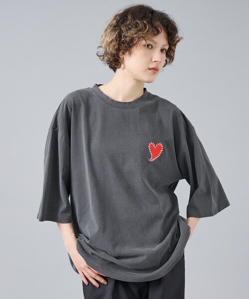 Revo.(レボ)の「【Revo. / レヴォ】TH-3786-A ハートエンブロイ ピグメント加工 半袖Tシャツ / ユニセックス(Tシャツ/カットソー・メンズ・ブラック系その他/ブラック系その他2・フリー)」の4枚目の写真