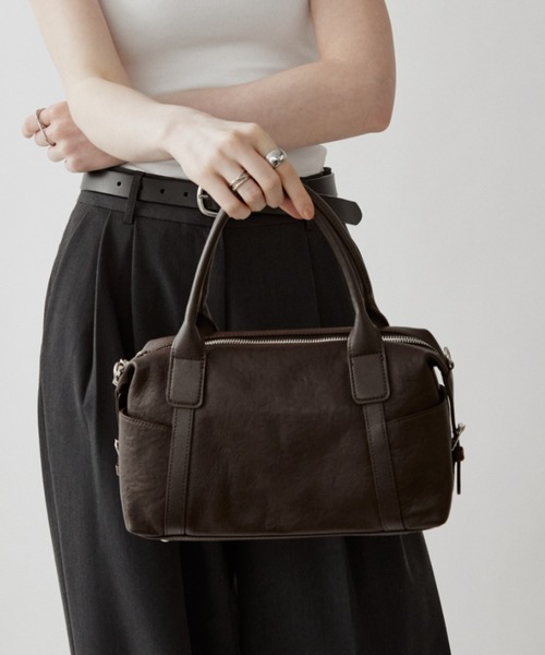 arholiday.standard(エーアールホリデースタンダード)の「2way real leather medium boston bag / 2wayリアルレザーミドルボストンバッグ(ボストンバッグ・レディース・ブラウン/ブラック/グレイッシュベージュ・FREE)」の2枚目の写真