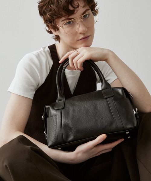 arholiday.standard(エーアールホリデースタンダード)の「2way real leather medium boston bag / 2wayリアルレザーミドルボストンバッグ(ボストンバッグ・レディース・ブラウン/ブラック/グレイッシュベージュ・FREE)」の4枚目の写真