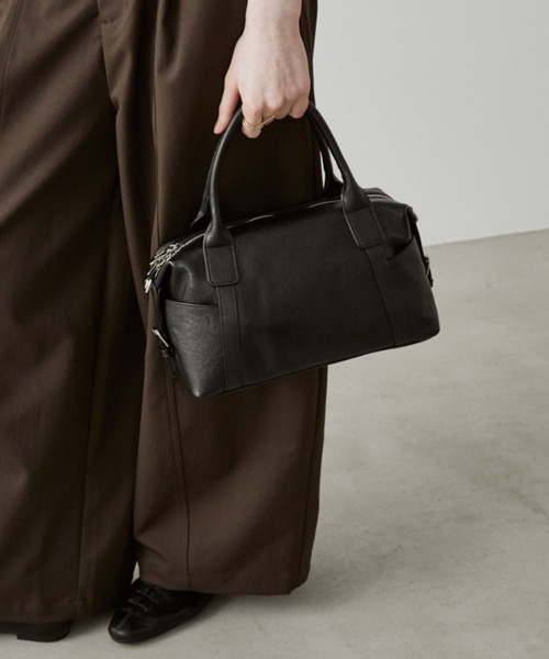 arholiday.standard(エーアールホリデースタンダード)の「2way real leather medium boston bag / 2wayリアルレザーミドルボストンバッグ(ボストンバッグ・レディース・ブラウン/ブラック/グレイッシュベージュ・FREE)」の8枚目の写真