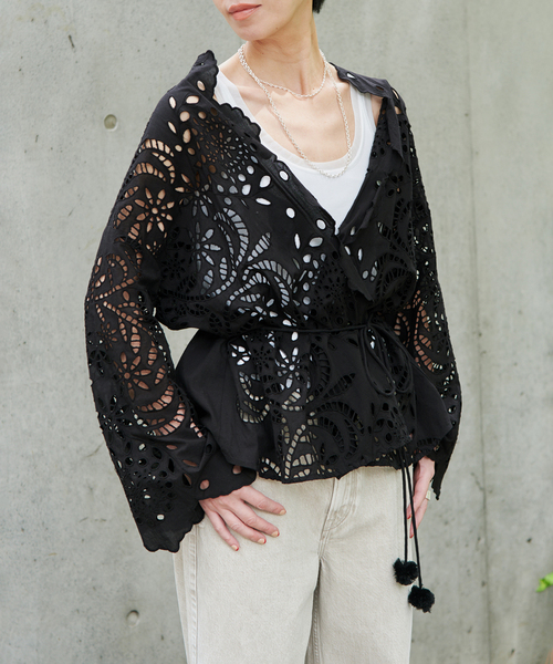 VERMEIL par iena(ヴェルメイユパーイエナ)の「シフリー刺繍ブラウス(シャツ/ブラウス・レディース・ホワイト/ブラック・FREE)」の8枚目の写真