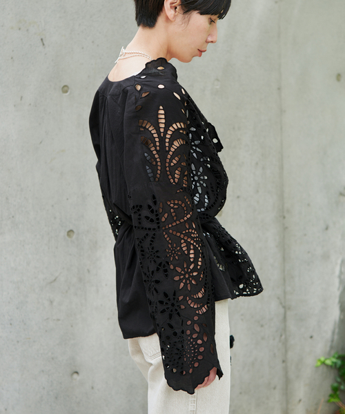 VERMEIL par iena(ヴェルメイユパーイエナ)の「シフリー刺繍ブラウス(シャツ/ブラウス・レディース・ホワイト/ブラック・FREE)」の10枚目の写真