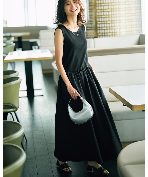 DoCLASSE( ドゥクラッセ)の「異素材コンビ・ノースリーブワンピース(ワンピース・レディース・ベージュ/ブラック・S/LL/3L)」の2枚目の写真