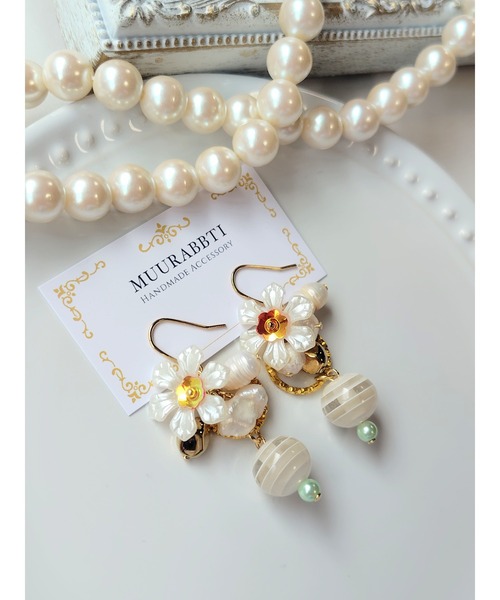 tone(トーン)の「【MUURABBTI】お花と淡水パールピアス(MA)(ピアス(両耳用)・レディース・ゴールド・FREE)」の1枚目の写真