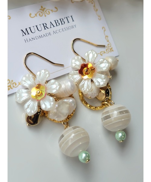 tone(トーン)の「【MUURABBTI】お花と淡水パールピアス(MA)(ピアス(両耳用)・レディース・ゴールド・FREE)」の4枚目の写真