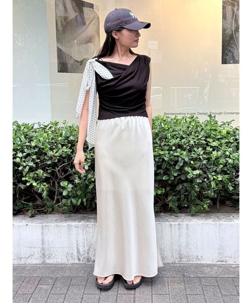 LAGUNAMOON(ラグナムーン)の「スリットサテンナロースカート 【夏服】【オフィスカジュアル】【マシンウォッシャブル】【接触冷感】(スカート・レディース・アイボリー/ブラウン・MEDIUM/SMALL)」の13枚目の写真