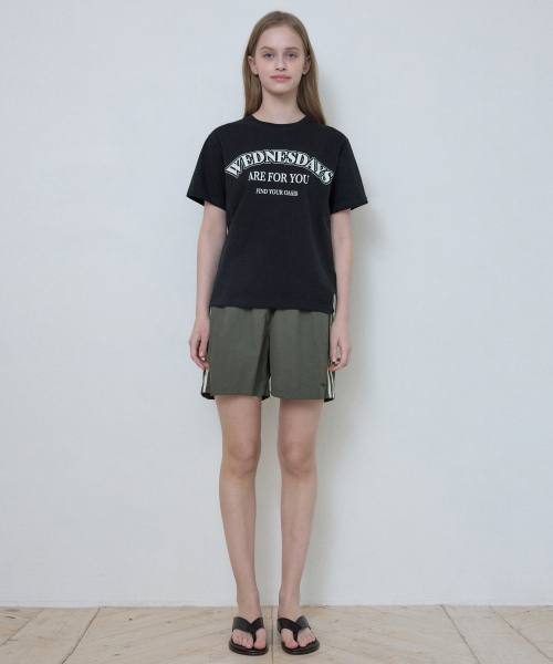 WEDNESDAYOASISFORWOMEN（ウェンズデー オアシス フォー ウーマン）の「W/シグネチャーカーブロゴ半袖Tシャツ_BLACK(W25-TP21)（Tシャツ/カットソー・レディース・ブラック・MEDIUM/SMALL）」の2枚目の写真