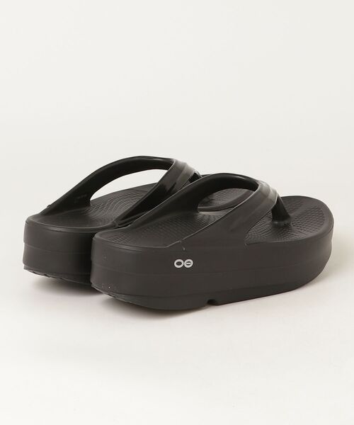 OOFOS（ウーフォス）の「OOMEGA（サンダル・メンズ・ブラック・25.0cm）」の2枚目の写真