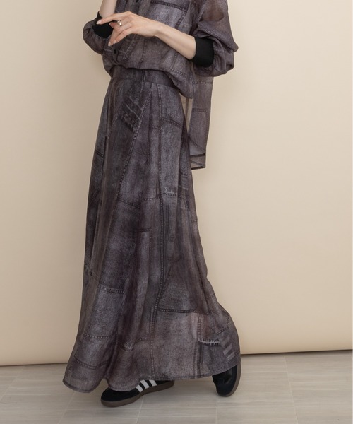 lodie(ロディ)の「【セットアップ可】デニム風シアープリント マキシスカート(スカート・レディース・ネイビー/ブラック・FREE)」の1枚目の写真