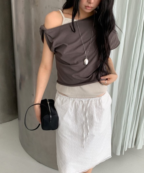 LOENNE(ロエヌ)の「Asymmetric One-Shoulder Tee / アシンメトリーワンショルダーTシャツ(Tシャツ/カットソー・レディース・チャコールグレー/ホワイト/ブラウン・FREE)」の1枚目の写真