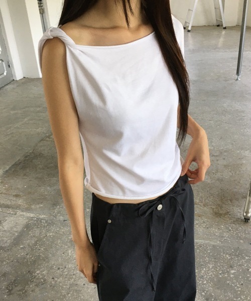 LOENNE(ロエヌ)の「Asymmetric One-Shoulder Tee / アシンメトリーワンショルダーTシャツ(Tシャツ/カットソー・レディース・チャコールグレー/ホワイト/ブラウン・FREE)」の2枚目の写真