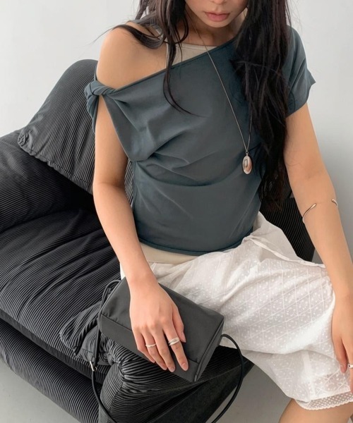 LOENNE(ロエヌ)の「Asymmetric One-Shoulder Tee / アシンメトリーワンショルダーTシャツ(Tシャツ/カットソー・レディース・チャコールグレー/ホワイト/ブラウン・FREE)」の3枚目の写真