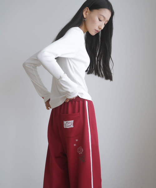 HEEARI（ヒアリー）の「ロジ刺繍レーストラックパンツ_レッド（スウェットパンツ・レディース・その他・FREE）」の2枚目の写真
