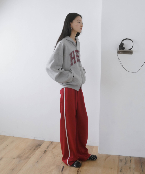 HEEARI（ヒアリー）の「ロジ刺繍レーストラックパンツ_レッド（スウェットパンツ・レディース・その他・FREE）」の4枚目の写真