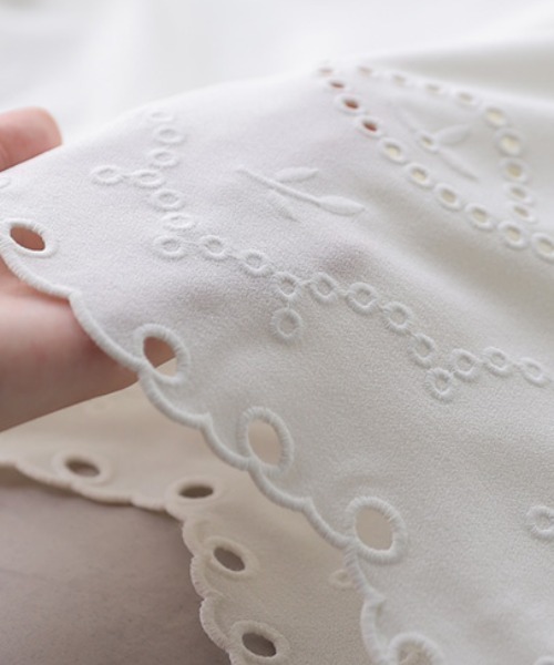 HUG.U(ハグユー)の「刺繍レースブラウス(シャツ/ブラウス・レディース・ブラック/ホワイト・FREE)」の10枚目の写真
