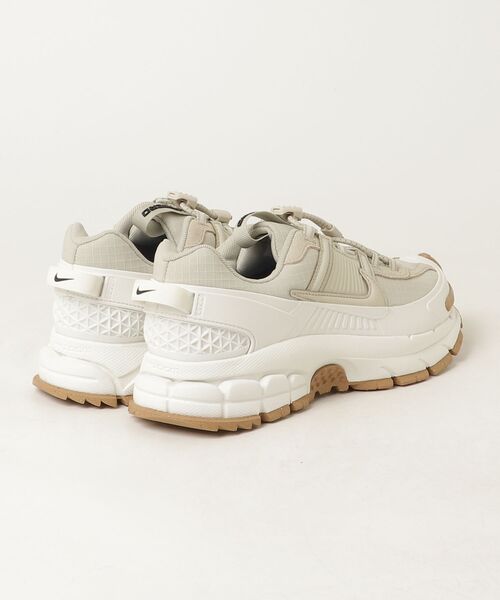 NIKE（ナイキ）の「NIKE/ナイキ WSｽﾞｰﾑﾎﾞﾒﾛ ROAM（スニーカー・レディース・ベージュ・22.5cm/23cm/23.5cm/24cm/24.5cm/25cm）」の2枚目の写真