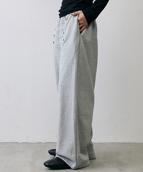Shoowtime（ショウタイム）の「Military Napoleon Button Wide Sweatpants / ミリタリー ナポレオンボタン ワイドスウェットパンツ（スウェットパンツ・メンズ・ブラック/グレー・MEDIUM/LARGE/X-LARGE/SMALL）」の3枚目の写真
