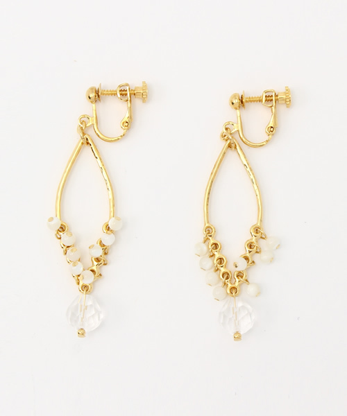 IEDIT（イディット）の「魅力が引き立つイレギュラーフープ天然石イヤアクセ/ イヤリング（イヤリング・レディース・ホワイト×ゴールド・2）」の4枚目の写真