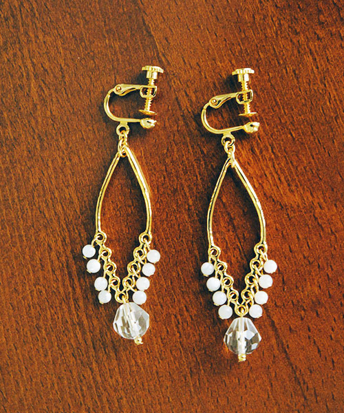 IEDIT（イディット）の「魅力が引き立つイレギュラーフープ天然石イヤアクセ/ イヤリング（イヤリング・レディース・ホワイト×ゴールド・2）」の8枚目の写真