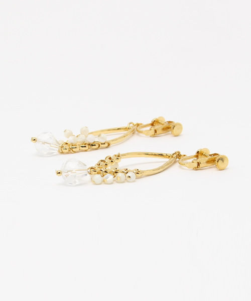 IEDIT（イディット）の「魅力が引き立つイレギュラーフープ天然石イヤアクセ/ イヤリング（イヤリング・レディース・ホワイト×ゴールド・2）」の2枚目の写真