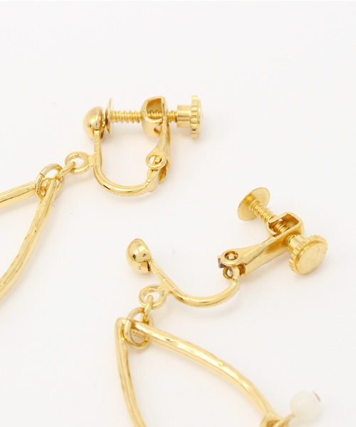 IEDIT（イディット）の「魅力が引き立つイレギュラーフープ天然石イヤアクセ/ イヤリング（イヤリング・レディース・ホワイト×ゴールド・2）」の3枚目の写真