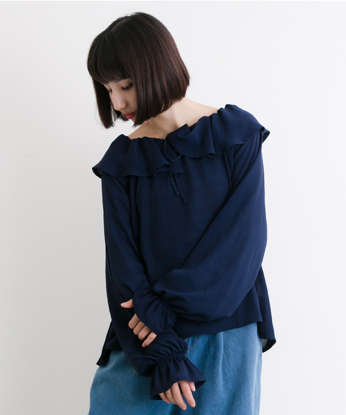 MERLOT（メルロー）の「ジョーゼットラッフルオフショルブラウス582-9527（シャツ/ブラウス・レディース・ベージュ/ネイビー/ホワイト/ピンク・FREE）」の3枚目の写真