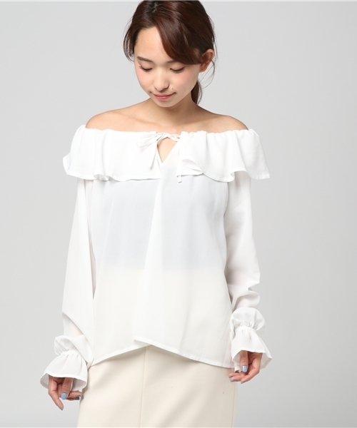 MERLOT（メルロー）の「ジョーゼットラッフルオフショルブラウス582-9527（シャツ/ブラウス・レディース・ベージュ/ネイビー/ホワイト/ピンク・FREE）」の14枚目の写真