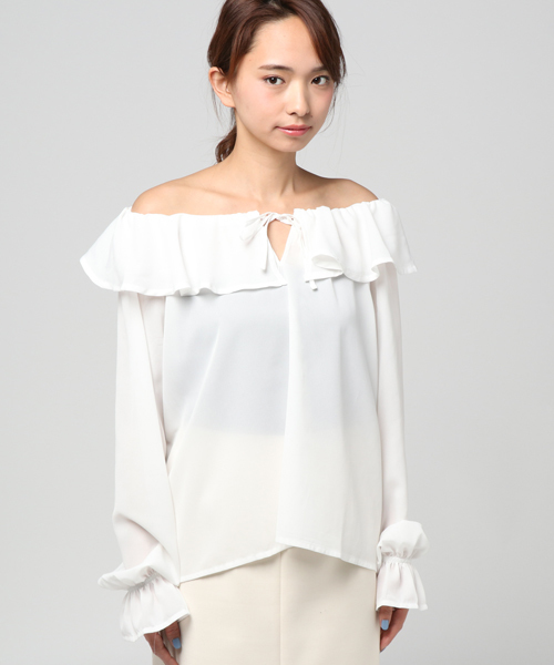 MERLOT（メルロー）の「ジョーゼットラッフルオフショルブラウス582-9527（シャツ/ブラウス・レディース・ベージュ/ネイビー/ホワイト/ピンク・FREE）」の5枚目の写真