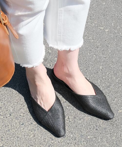 AmiAmi（アミアミ）の「Vカットミュールサンダル（サンダル・レディース・ブラック/グレイッシュベージュ/パイソン/ブラウン/ブラック系その他/チョコ/ブラウン系その他/ホワイト系その他/ベージュ系その他/アイボリー/グリーン/オートミール/ナチュラル/ブラック系その他2/キャメル/チェック/ブラウン系その他2/シルバー/ブラック×ブラック/ホワイト×ホワイト・L/LL/M/S）」の7枚目の写真