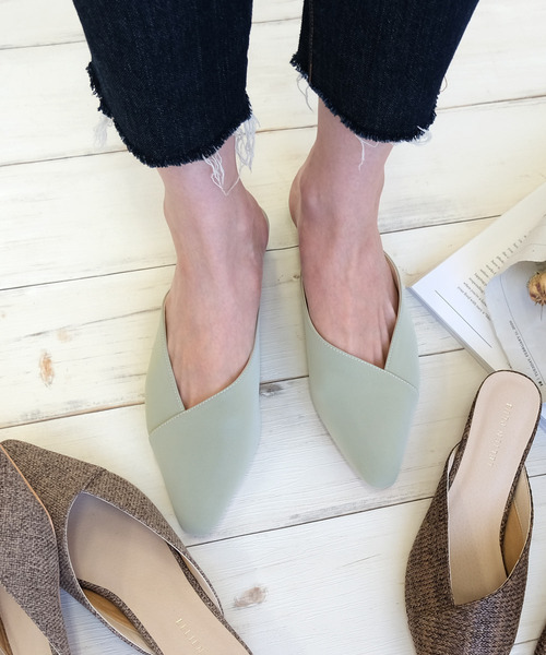 AmiAmi（アミアミ）の「Vカットミュールサンダル（サンダル・レディース・ブラック/グレイッシュベージュ/パイソン/ブラウン/ブラック系その他/チョコ/ブラウン系その他/ホワイト系その他/ベージュ系その他/アイボリー/グリーン/オートミール/ナチュラル/ブラック系その他2/キャメル/チェック/ブラウン系その他2/シルバー/ブラック×ブラック/ホワイト×ホワイト・L/LL/M/S）」の16枚目の写真