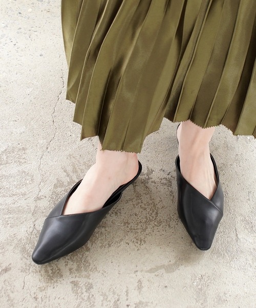 AmiAmi（アミアミ）の「Vカットミュールサンダル（サンダル・レディース・ブラック/グレイッシュベージュ/パイソン/ブラウン/ブラック系その他/チョコ/ブラウン系その他/ホワイト系その他/ベージュ系その他/アイボリー/グリーン/オートミール/ナチュラル/ブラック系その他2/キャメル/チェック/ブラウン系その他2/シルバー/ブラック×ブラック/ホワイト×ホワイト・L/LL/M/S）」の5枚目の写真