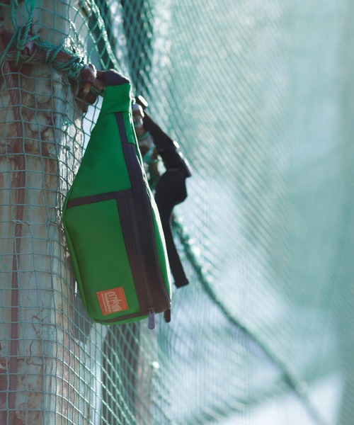 Manhattan Portage(マンハッタンポーテージ)の「Manhattan Portage/マンハッタンポーテージ WEST ボディバッグ/B1101 ウエストバッグ(ボディバッグ/ウエストポーチ・メンズ・ブラック/パープル/ネイビー/グレー/レッド/グリーン・FREE)」の4枚目の写真