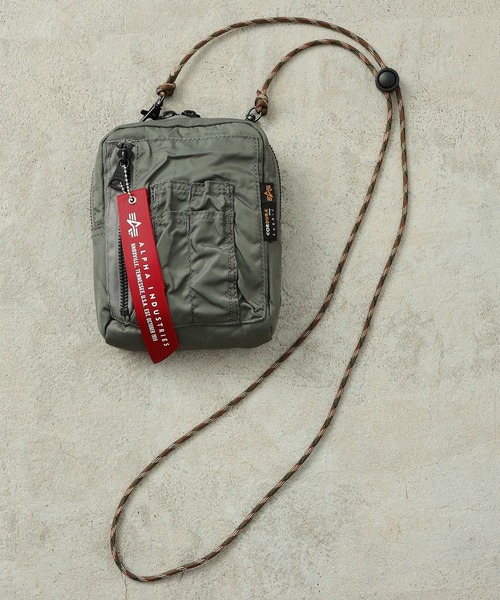 Alpha Industries（アルファインダストリーズ）の「【ユニセックス】コーデュラ ポケットサコッシュ ポーチ（ショルダーバッグ・メンズ・ブラック/グリーン/マルチ/グレー・FREE）」の3枚目の写真