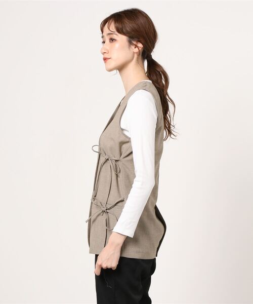 ELIN（エリン）の「ELIN/Dobby relax gilet（ベスト・レディース・ベージュ・38/36）」の2枚目の写真