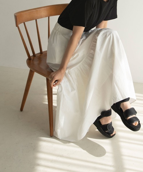 marjour（マージュール）の「MONOTONE TIERED SKIRT（スカート・レディース・ブラック/オフホワイト/ホワイト系・MEDIUM/MEDIUM/TALL）」の2枚目の写真