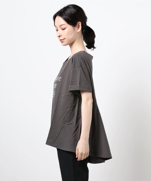 BELLUNA PLUS（ベルーナ）の「綿１００％ドレープ切替ロゴプルオーバー（Tシャツ/カットソー・レディース・ベージュ/オフホワイト/チャコール/コーラル・MEDIUM/LARGE/X-LARGE）」の16枚目の写真