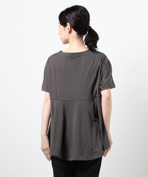 BELLUNA PLUS（ベルーナ）の「綿１００％ドレープ切替ロゴプルオーバー（Tシャツ/カットソー・レディース・ベージュ/オフホワイト/チャコール/コーラル・MEDIUM/LARGE/X-LARGE）」の6枚目の写真