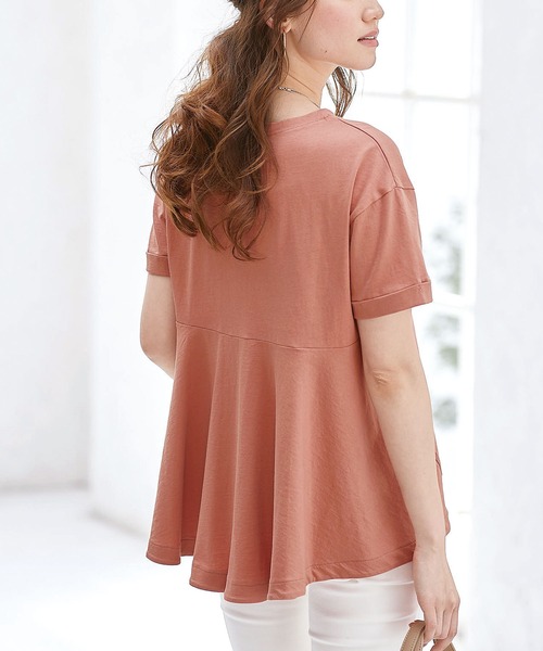 BELLUNA PLUS（ベルーナ）の「綿１００％ドレープ切替ロゴプルオーバー（Tシャツ/カットソー・レディース・ベージュ/オフホワイト/チャコール/コーラル・MEDIUM/LARGE/X-LARGE）」の4枚目の写真