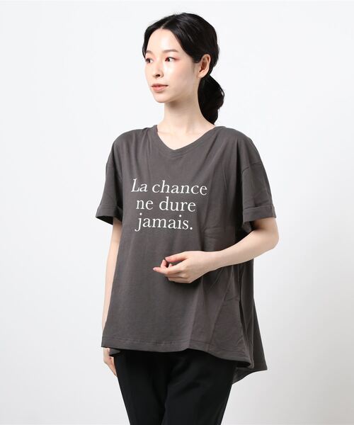 BELLUNA PLUS（ベルーナ）の「綿１００％ドレープ切替ロゴプルオーバー（Tシャツ/カットソー・レディース・ベージュ/オフホワイト/チャコール/コーラル・MEDIUM/LARGE/X-LARGE）」の10枚目の写真