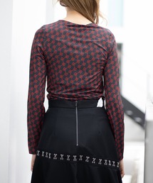 極美品 ロク rokh JERSEY ROUND NECK ジャージー ラウンドネック Tシャツ カットソー ストレッチ 総柄 長袖 トップス ブラック レッド L レ rokh（ロク）の「JERSEY ROUND NECK（Tシャツ/カットソー）」 - WEAR