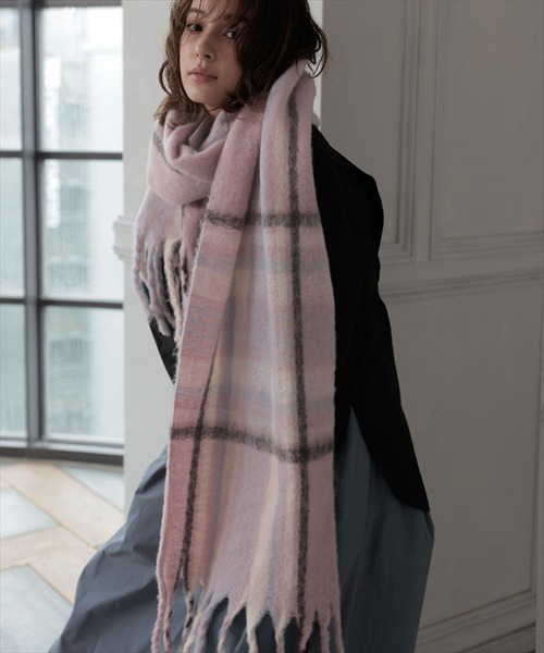 DONOBAN（ドノバン）の「チェックボリュームマフラー（ストール/ショール・レディース・ブラック/ブラウン/レッド/ピンク/イエロー・F）」の4枚目の写真