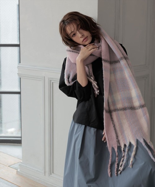 DONOBAN（ドノバン）の「チェックボリュームマフラー（ストール/ショール・レディース・ブラック/ブラウン/レッド/ピンク/イエロー・F）」の6枚目の写真