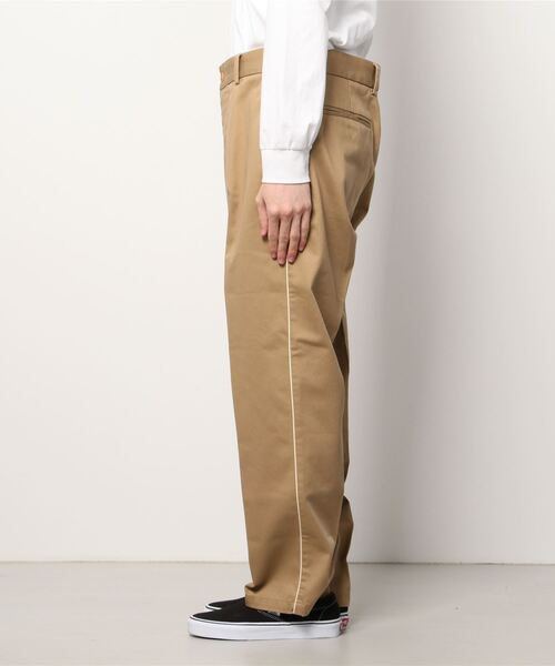 LACOSTE L!VE（ラコステライブ）の「サイドパイピングチノパンツ（チノパンツ・メンズ・ベージュ・44/40/38/42）」の2枚目の写真