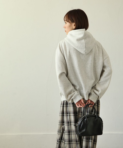 Chillfar(チルファー)の「裏起毛カレッジロゴプリントビッグシルエットパーカー / オーバーサイズ(パーカー・レディース・ダークグリーン/アイボリー系/アイボリー系1/チャコール/グレー/オートミール・MEDIUM/LARGE)」の9枚目の写真