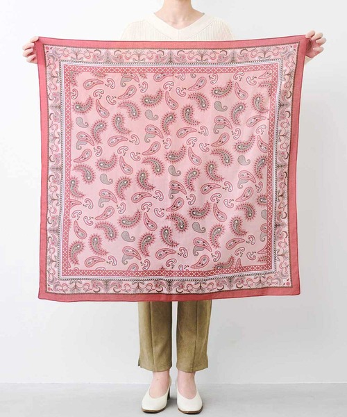 IEDIT(イディット)の「IEDIT 巻いたり包んだり!スカーフみたいなペイズリーマルチクロス(マフラー・レディース・ベージュ/ネイビー/ピンク・ONE SIZE)」の7枚目の写真