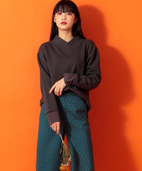 Anside(アンサイド)の「裾異素材切替Vネックプルオーバー(その他トップス・レディース・チャコールグレー/ブラウン/ブルー・M)」の4枚目の写真