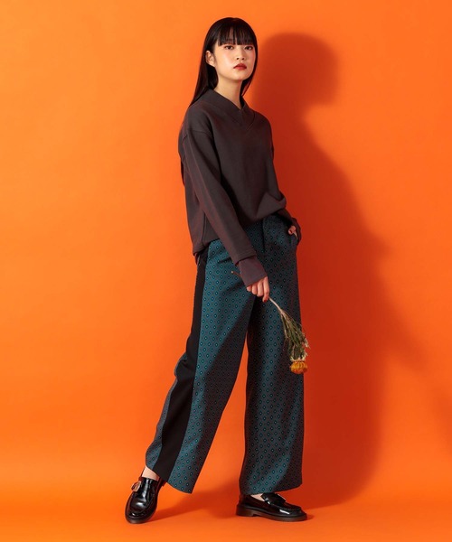 Anside(アンサイド)の「裾異素材切替Vネックプルオーバー(その他トップス・レディース・チャコールグレー/ブラウン/ブルー・M)」の5枚目の写真